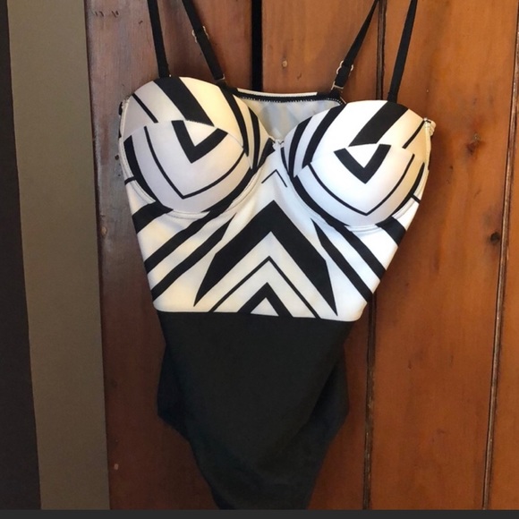 💞 NWT Black & White One Piece Swimsuit - Picture 1 of 8